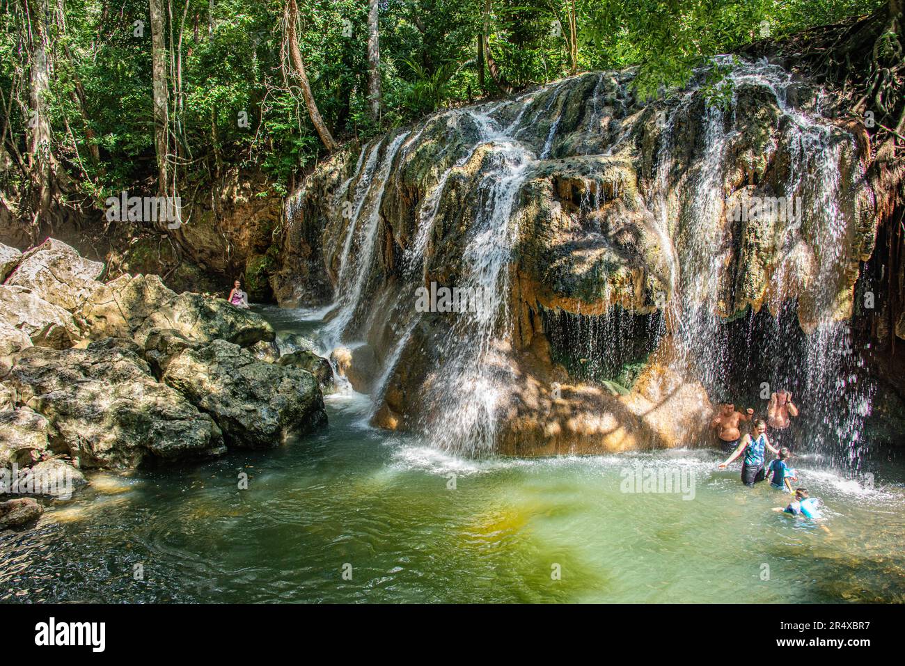 Disfrute de la cascada de aguas termales de Finca Paraíso, Río Dulce