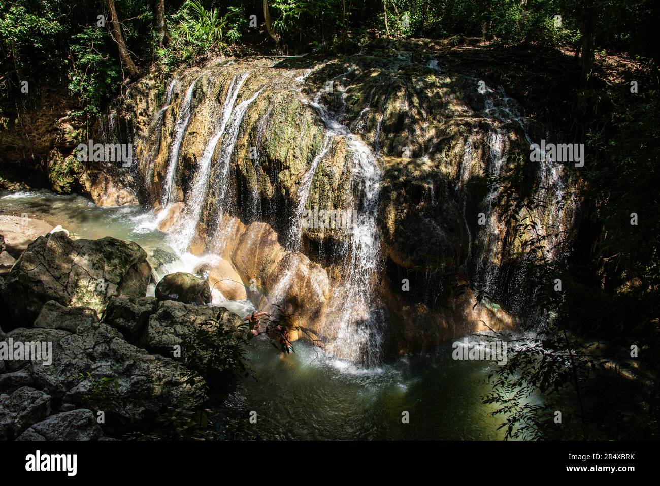 Disfrute de la cascada de aguas termales de Finca Paraíso, Río Dulce