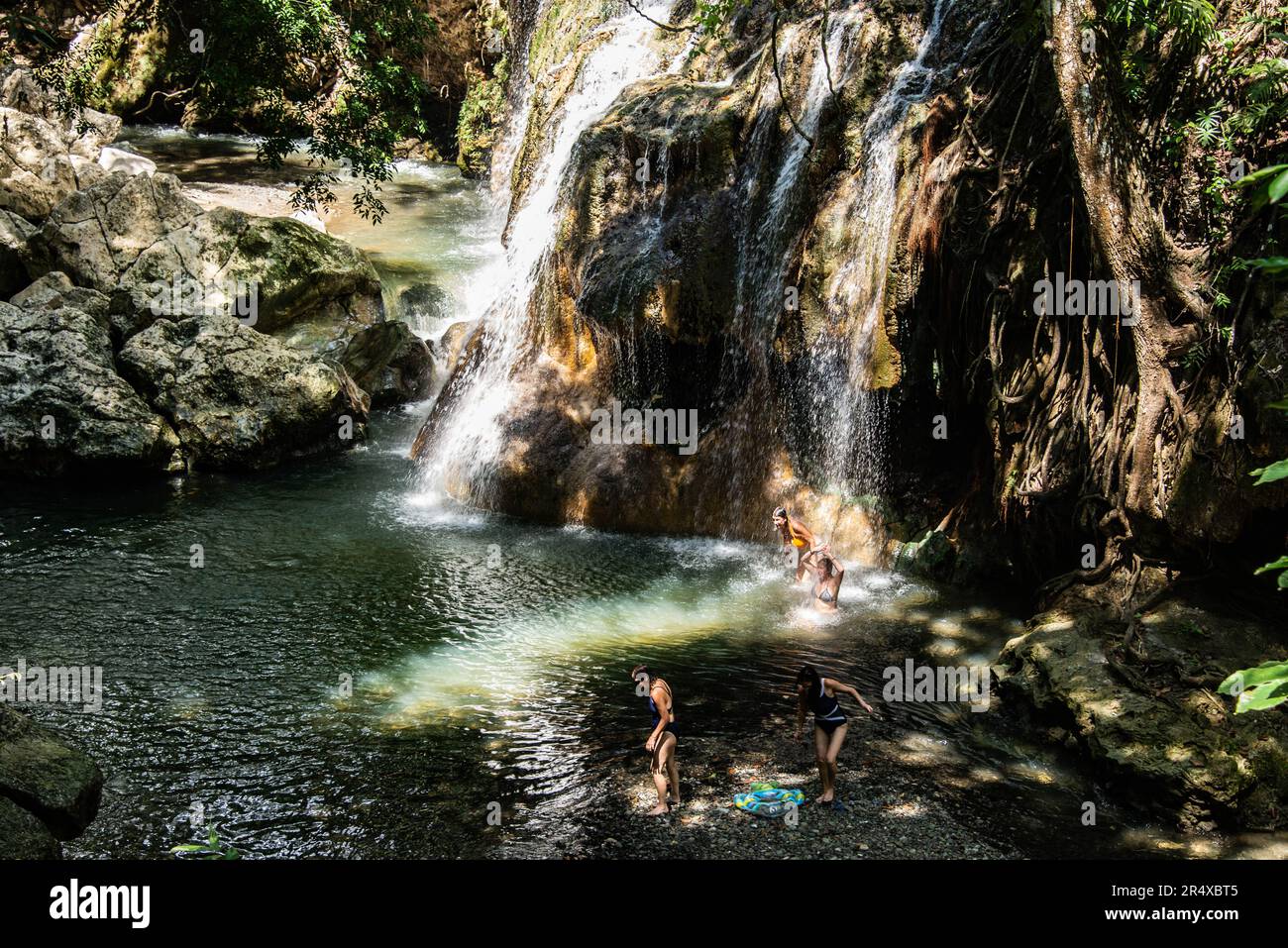 Disfrute de la cascada de aguas termales de Finca Paraíso, Río Dulce