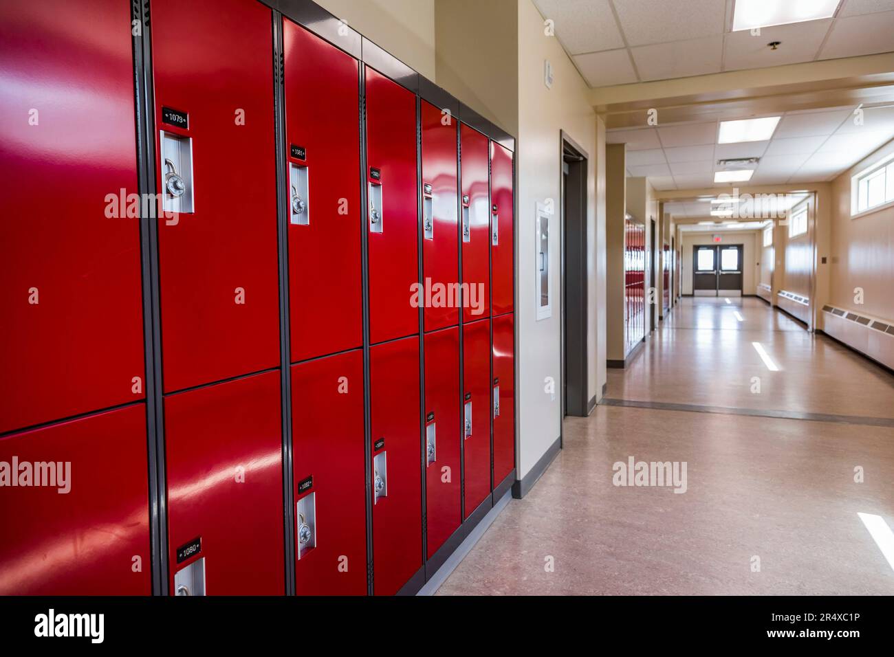 Pasillo y taquillas en una escuela secundaria rural recientemente renovada y mejorada; Namao, Alberta, Canadá Foto de stock