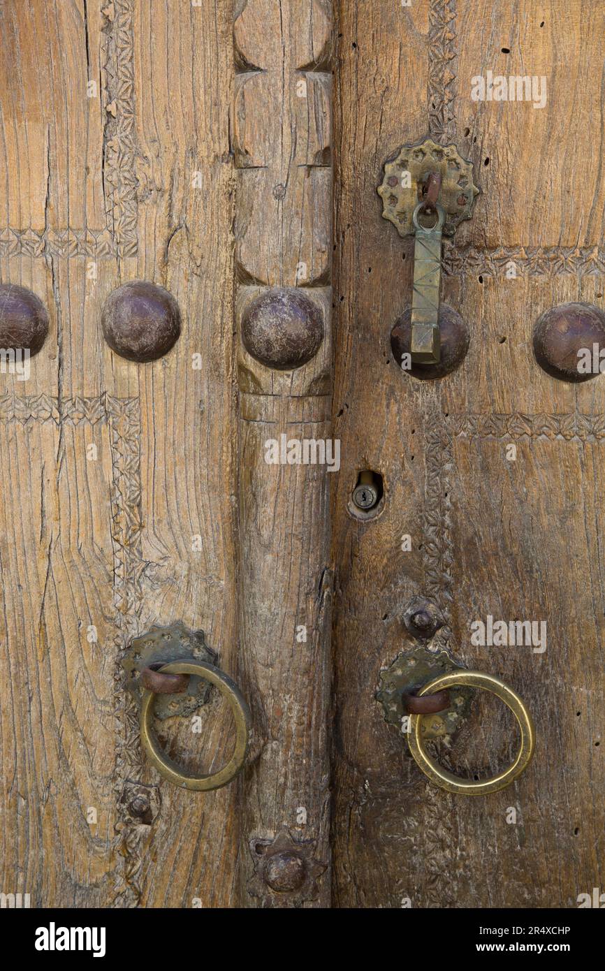 Puerta con remaches de latón fotografías e imágenes de alta resolución -  Alamy