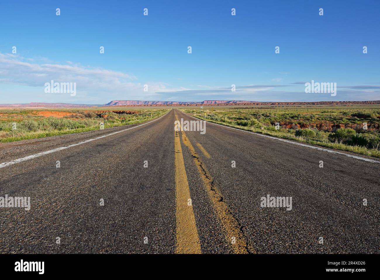 Camino abierto vacío que se extiende en Arizona Foto de stock