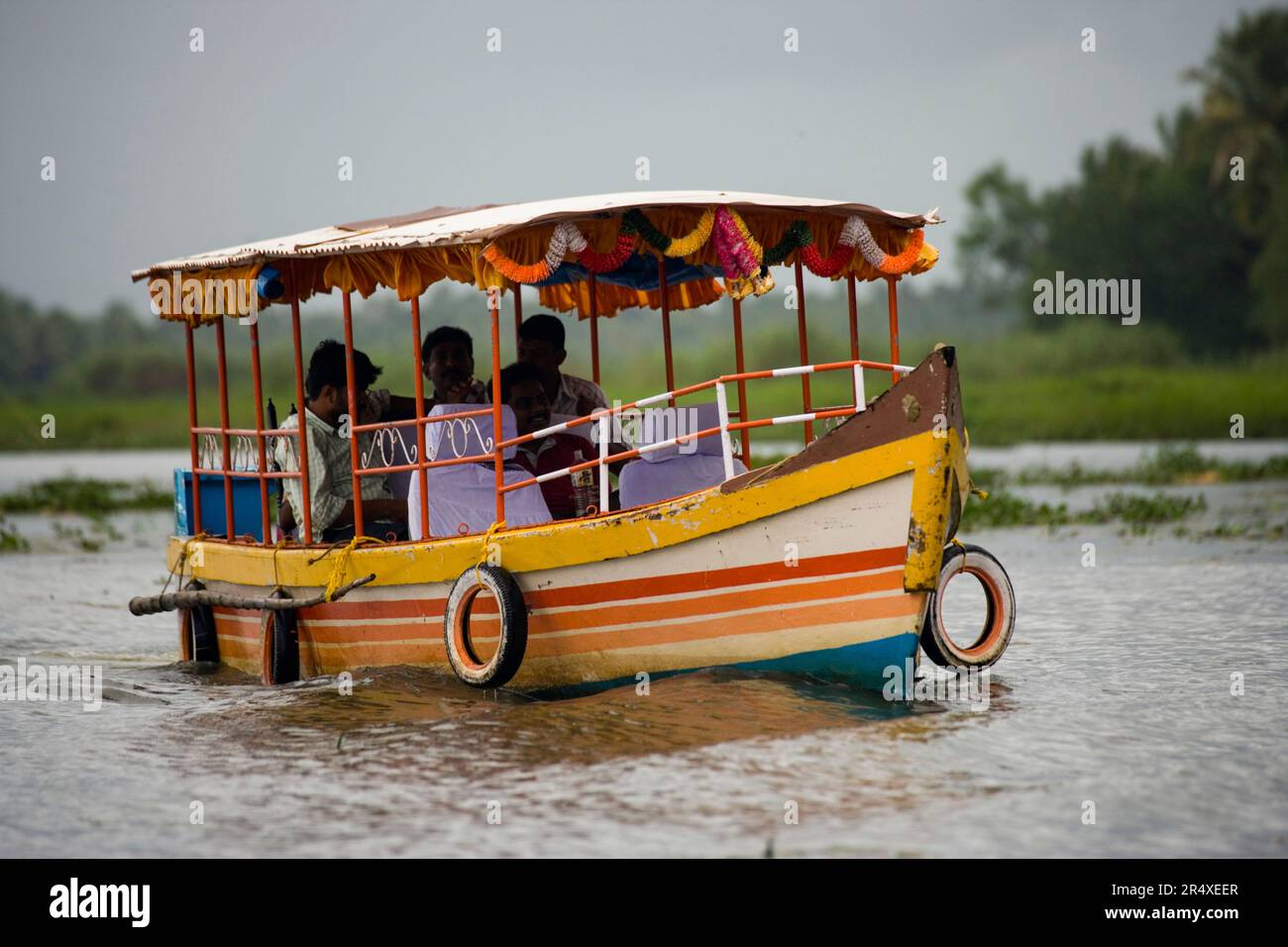 Un barco en los remansos de Kerala. Foto de stock