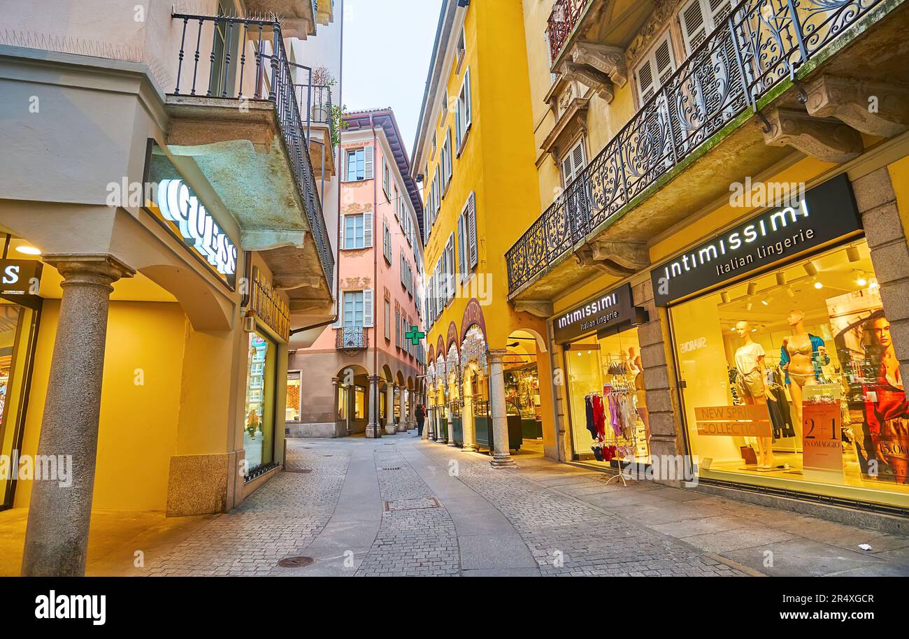 LUGANO, SUIZA - 14 DE MARZO de 2022: La calle Via Pessina del casco antiguo de Lugano cuenta con muchas tiendas turísticas y boutiques de marca, Suiza Foto de stock