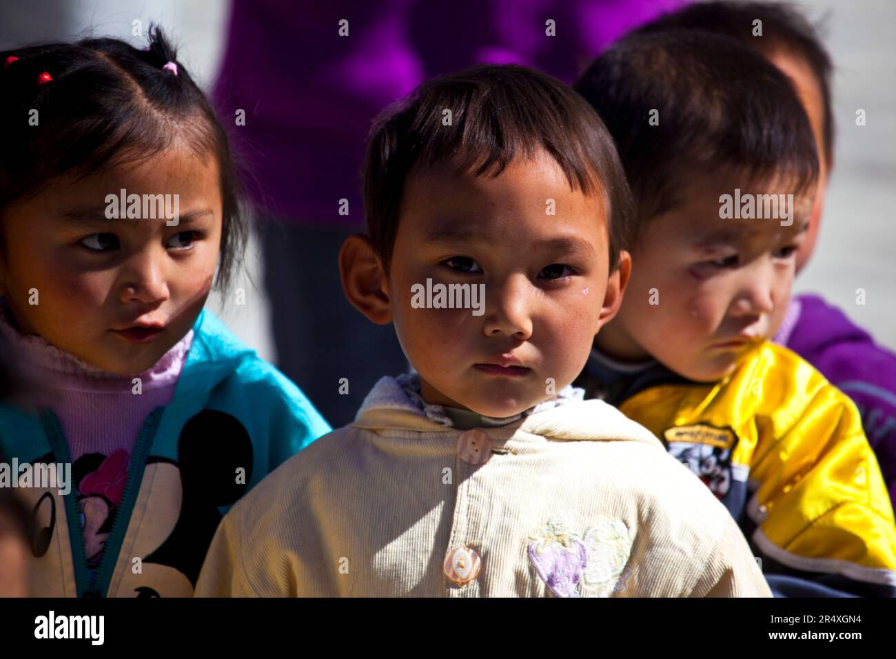 Los niños de un orfanato. Foto de stock