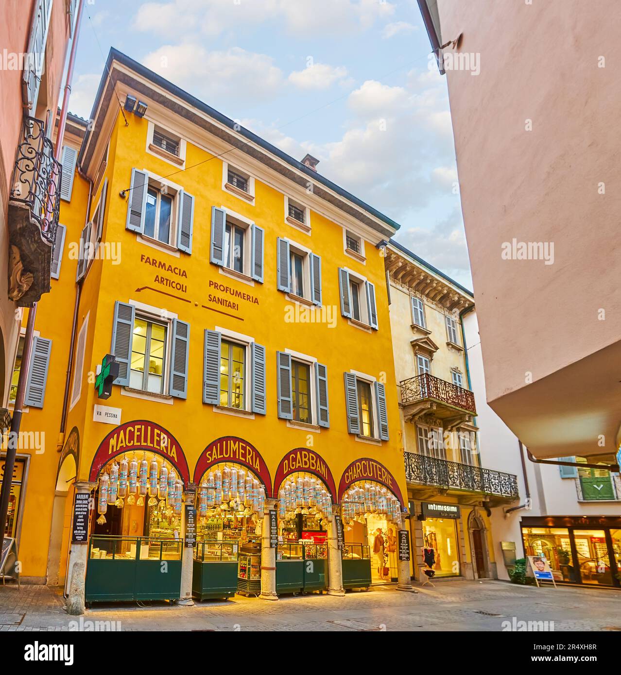 LUGANO, SUIZA - 14 DE MARZO de 2022: La fachada vintage de Gabbani Delicatessen, decorada con palos de salchicha de Salami suizo colgantes en Via Pessina s Foto de stock