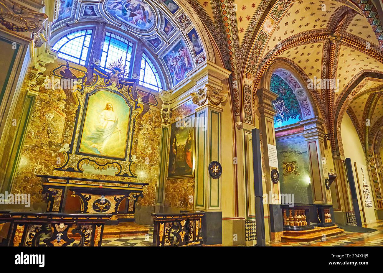 LUGANO, SUIZA - 14 DE MARZO de 2022: Las capillas laterales de la catedral de San Lorenzo con ricos adornos y adornos en la bóveda, Lugano, Suiza Foto de stock