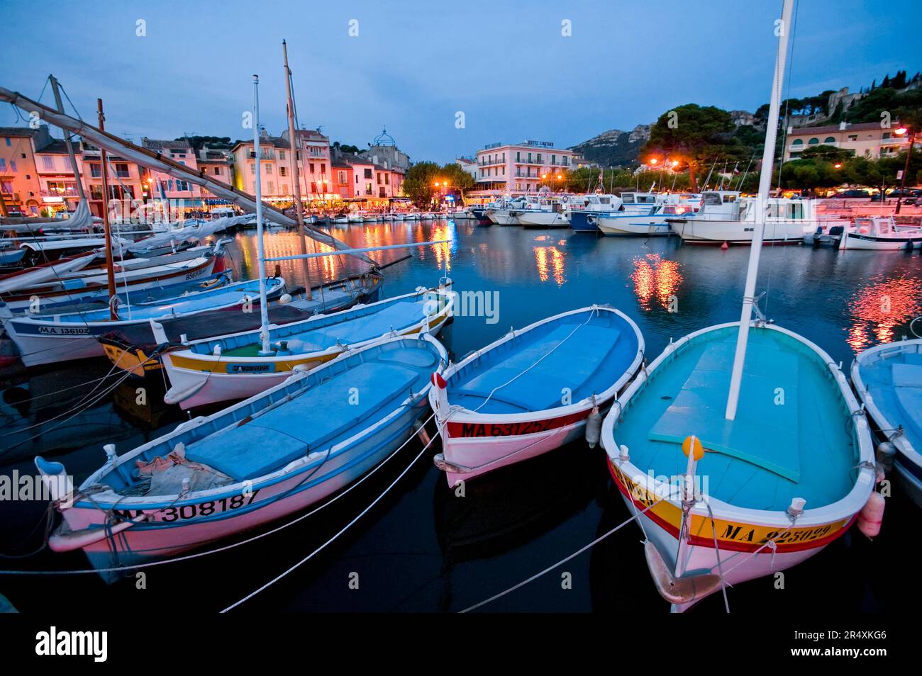Barcos amarrados en el puerto de Cassis. Foto de stock