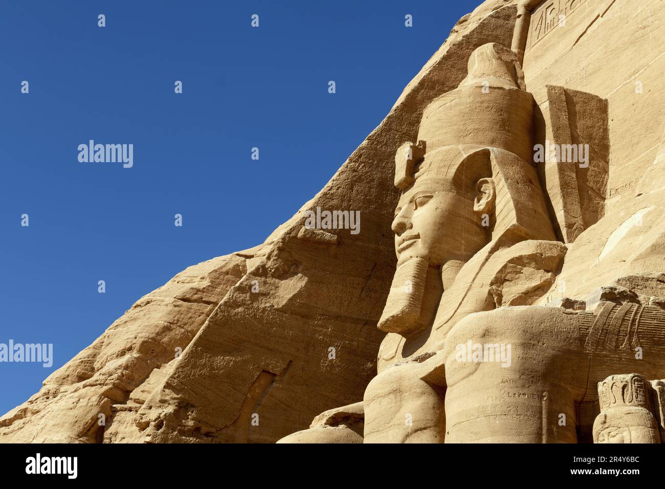 Estatua en el templo de Ramsés II en Abu Simbel Foto de stock