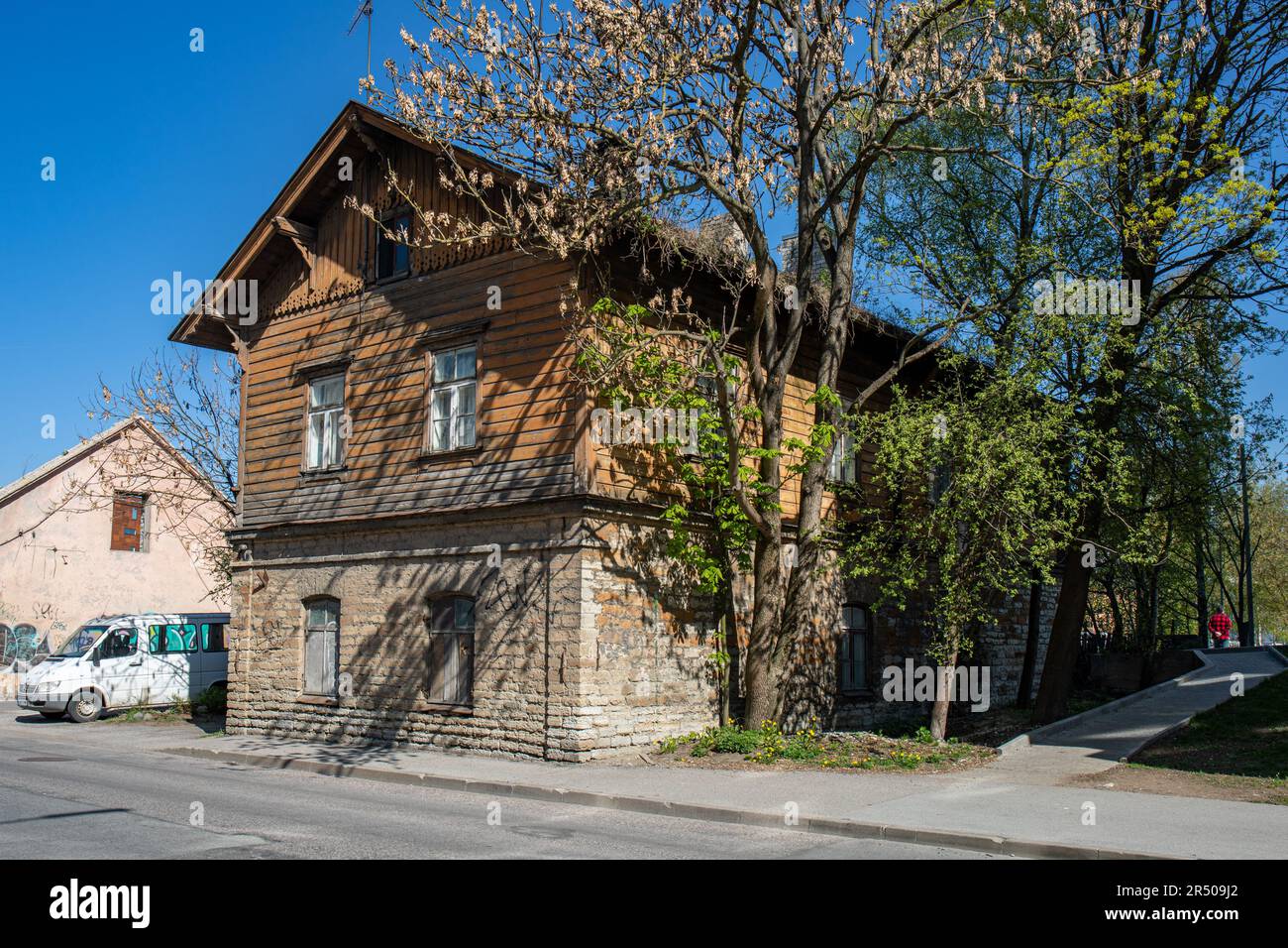 Antiguo edificio residencial en un soleado día de primavera en Tuukri 1 en el distrito de Sadama de Tallin, Estonia Foto de stock