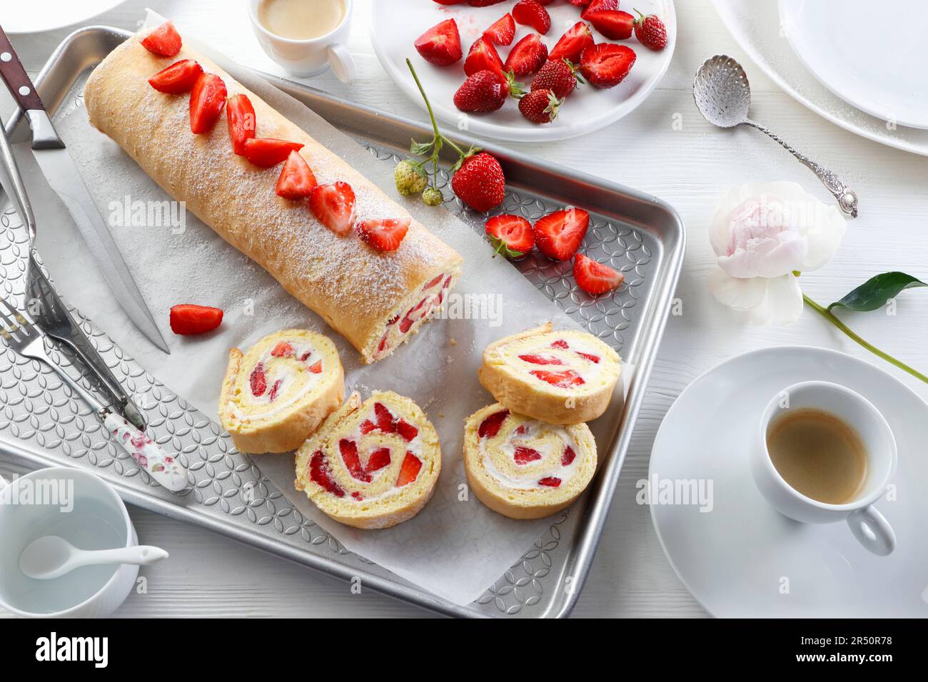 Pastel de esponja con crema batida y fresas frescas Foto de stock