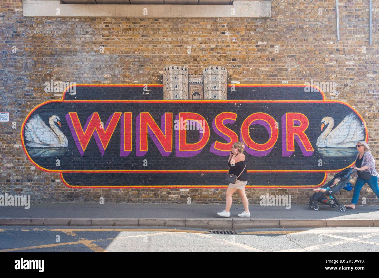 Un gran mural pintado en una pared de ladrillo al entrar en el aparcamiento Alma Road en Windsor, Reino Unido Foto de stock