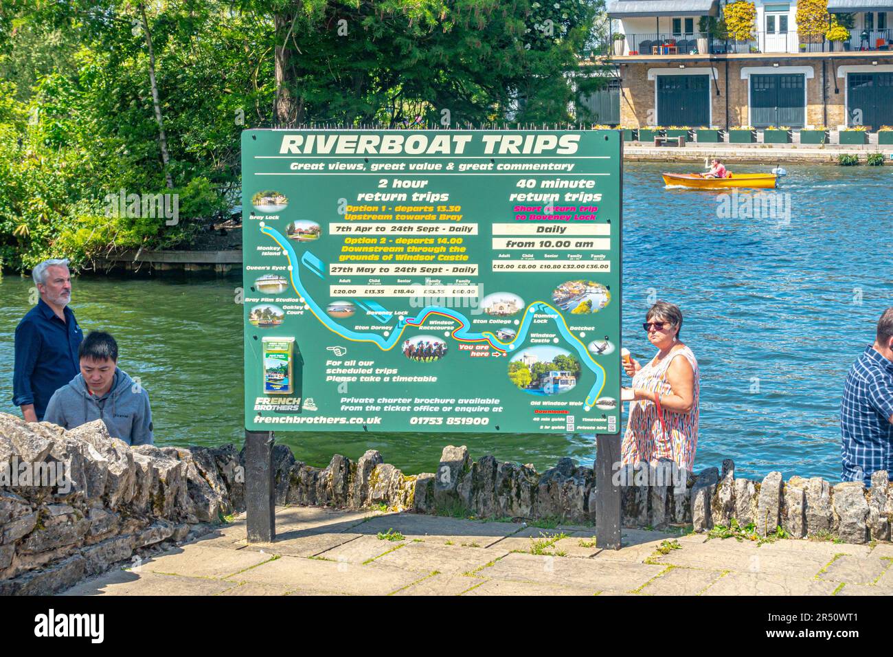 Un cartel junto al río Támesis en Windsor, Reino Unido que da a los visitantes información sobre viajes en barco fluvial, incluyendo un mapa de la ruta. Foto de stock