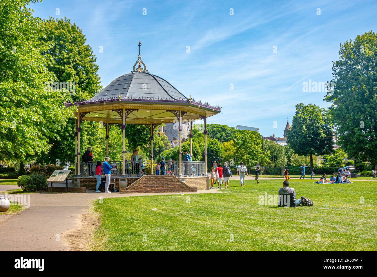 La banda se encuentra en Alexandra Gardens en Windsor, Reino Unido. El parque es exuberante y verde con árboles y césped. Foto de stock