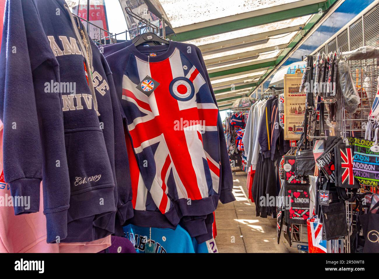 Souvenirs a la venta en un souvenir en Windsor, Reino Unido, incluyendo un jersey con un diseño de Union Jack Foto de stock