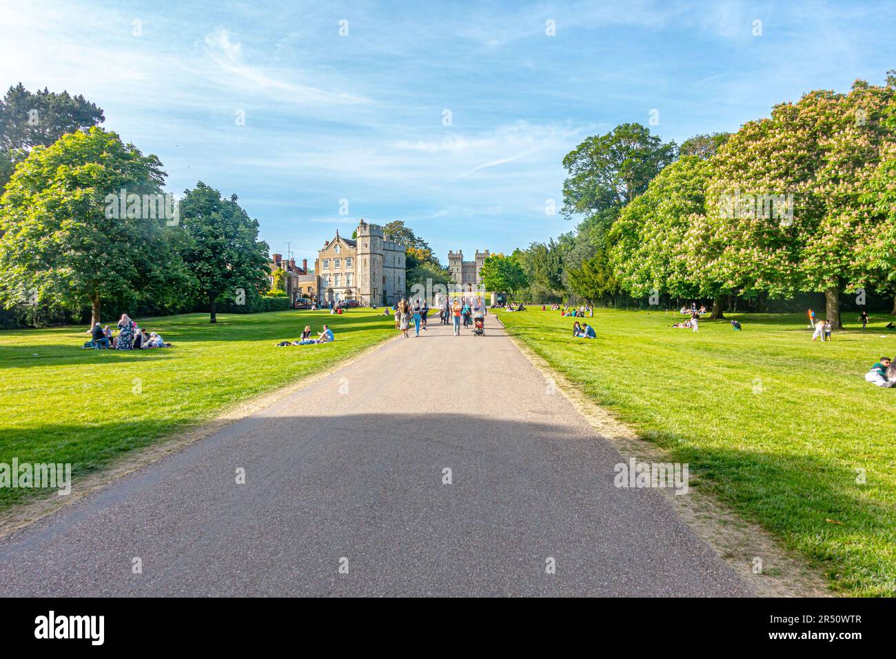 El largo paseo en Windsor, ocupado con los visitantes en un día soleado en mayo Foto de stock