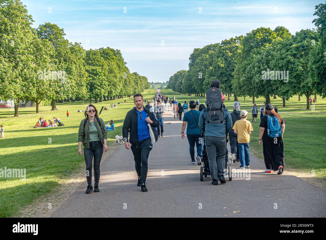 El largo paseo en Windsor, ocupado con los visitantes en un día soleado en mayo Foto de stock