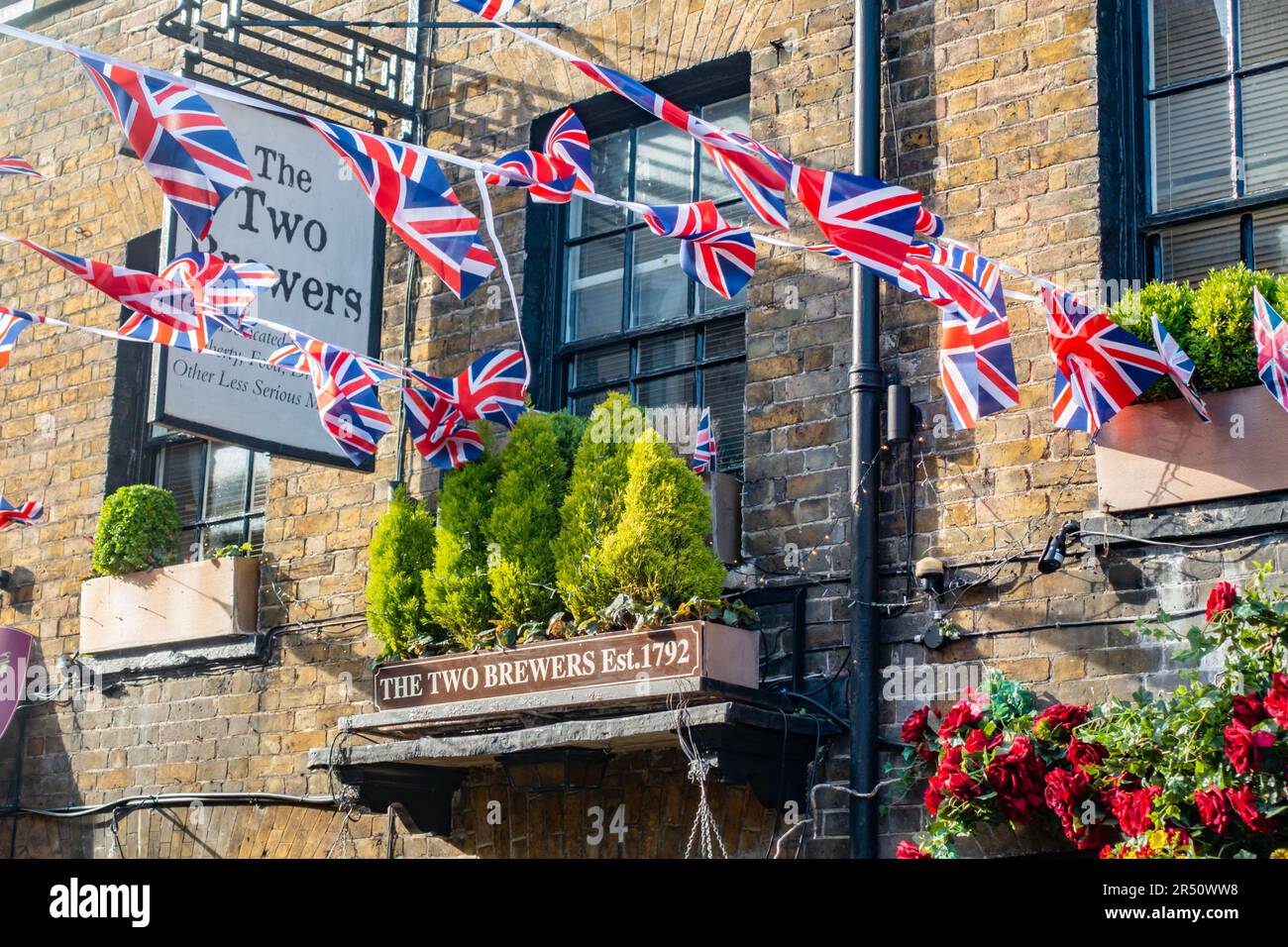 Vista de cerca de la señal del pub y los banderines en la fachada exterior del pub Two Brewers en Windsor, Berkshire, Reino Unido Foto de stock