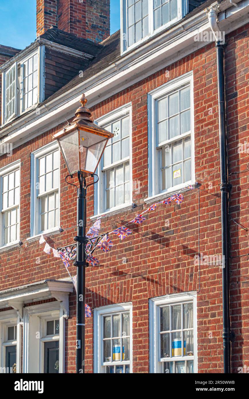 Una lámpara de calle en un estilo retro que se asemeja a una vieja lámpara de gas en Windsor, Reino Unido Foto de stock
