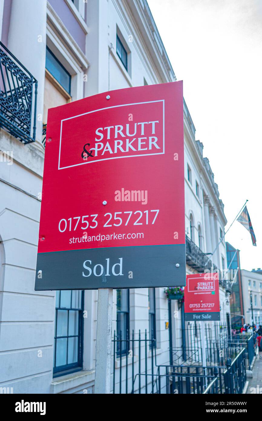 Agentes inmobiliarios firma propiedades exteriores en Windsor, Reino Unido, una de las cuales se vende y la otra en venta. Foto de stock