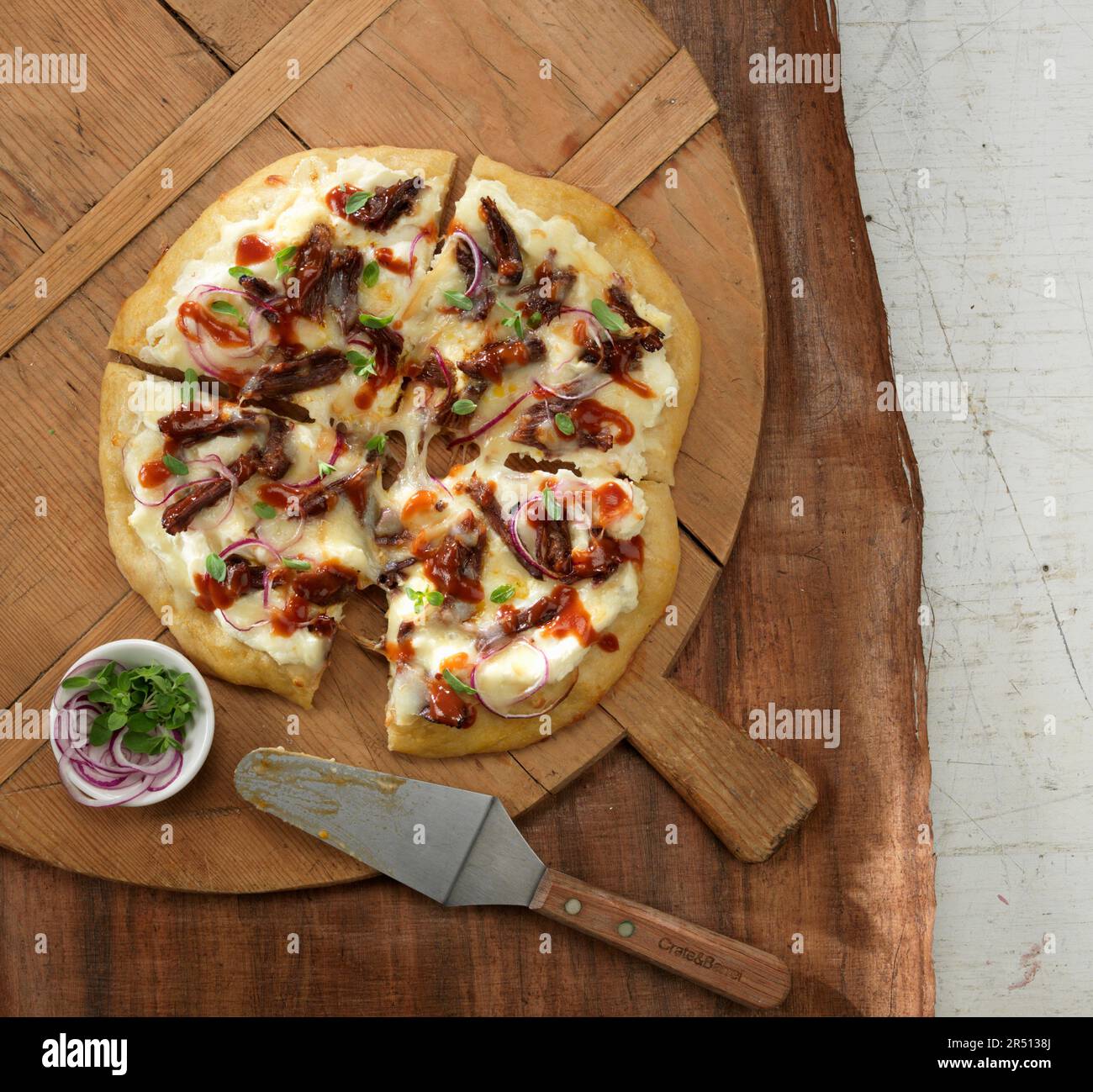 https://c8.alamy.com/compes/2r5138j/pizza-con-costillas-cortas-y-ricotta-2r5138j.jpg