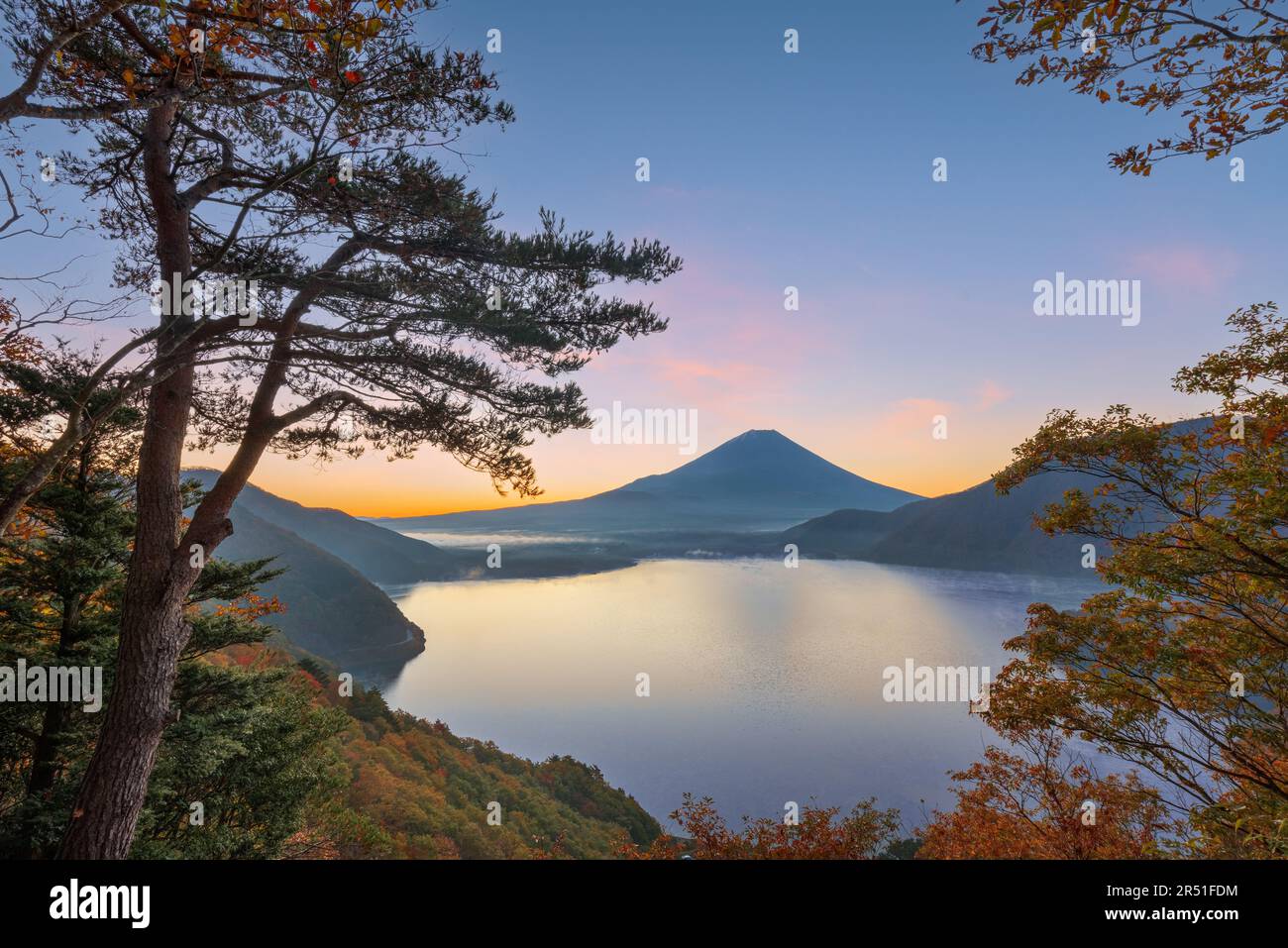 Mt. Fuji, Japón en el lago Motosu durante la temporada de otoño en el alba. Foto de stock