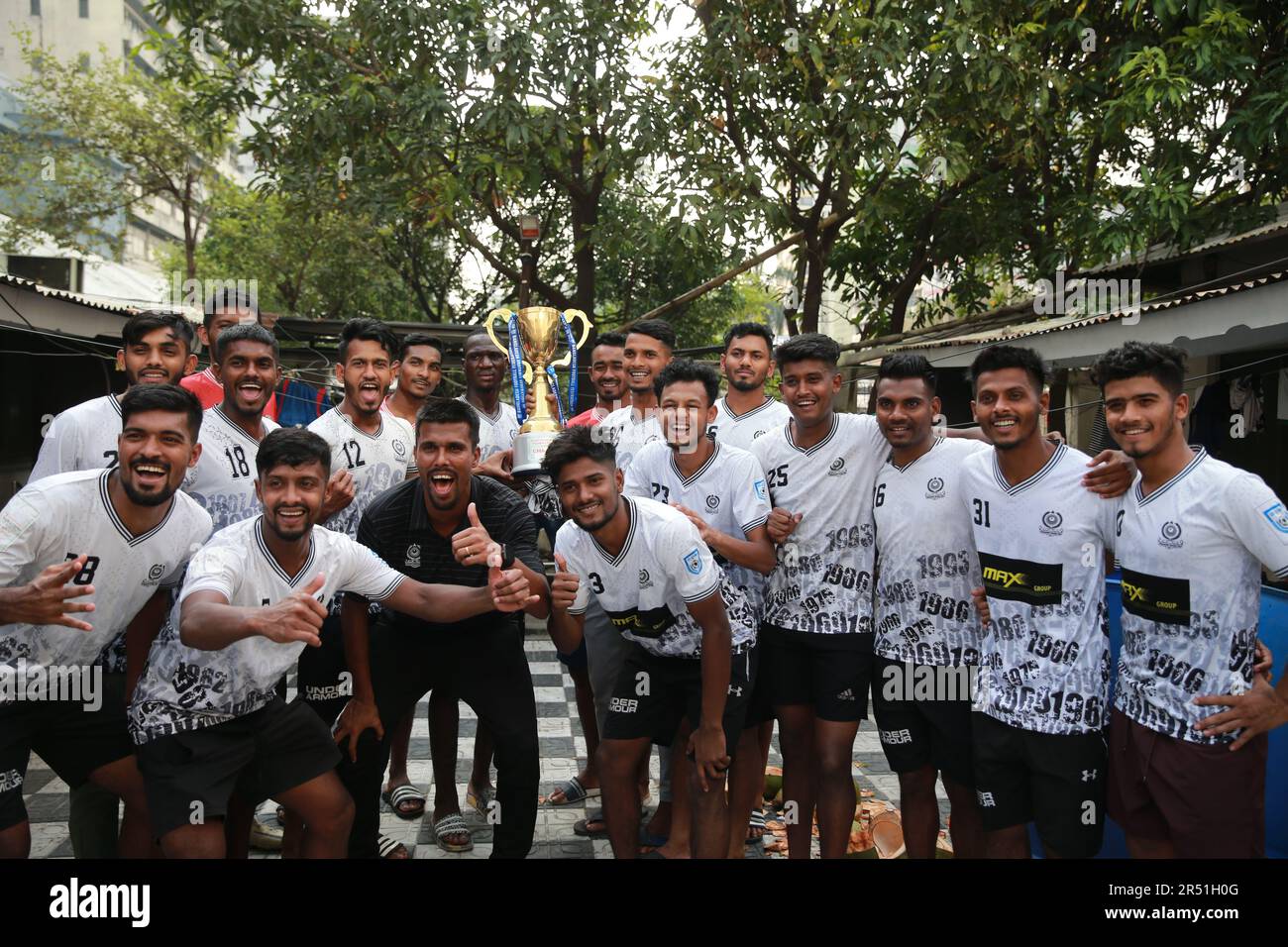 Los jugadores celebran con el trofeo de la Copa de la Federación 2022
