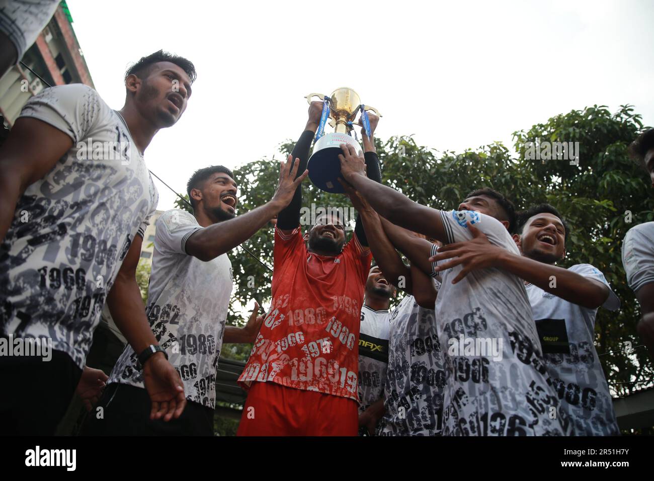Los jugadores celebran con el trofeo de la Copa de la Federación 2022