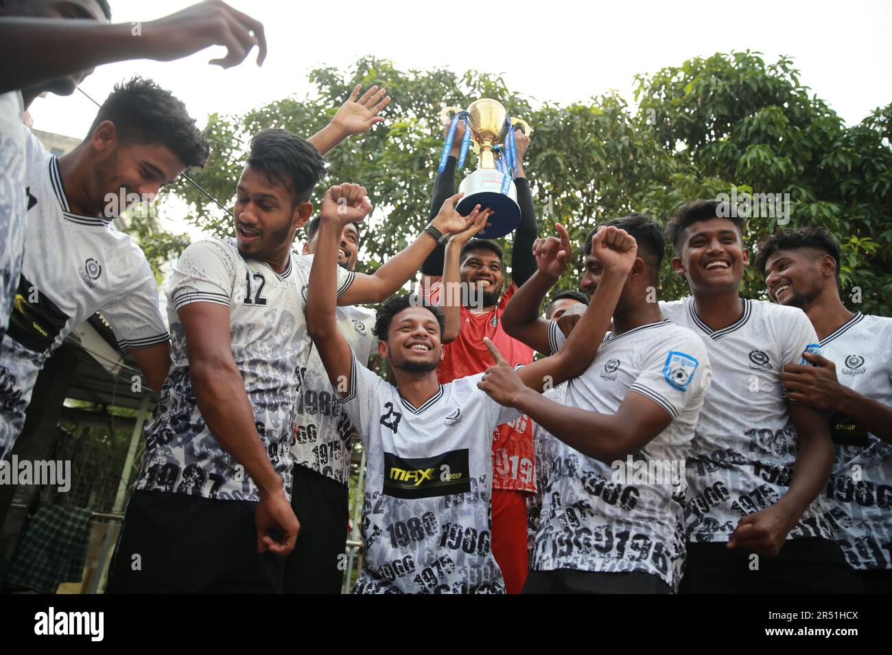 Los jugadores celebran con el trofeo de la Copa de la Federación 2022