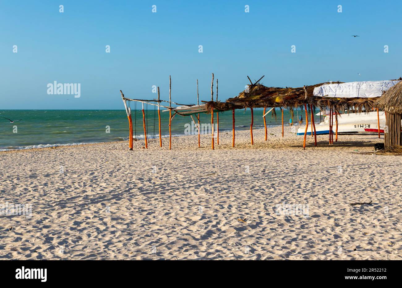 Playa de arena y mar del Golfo de México, asentamiento pesquero costero