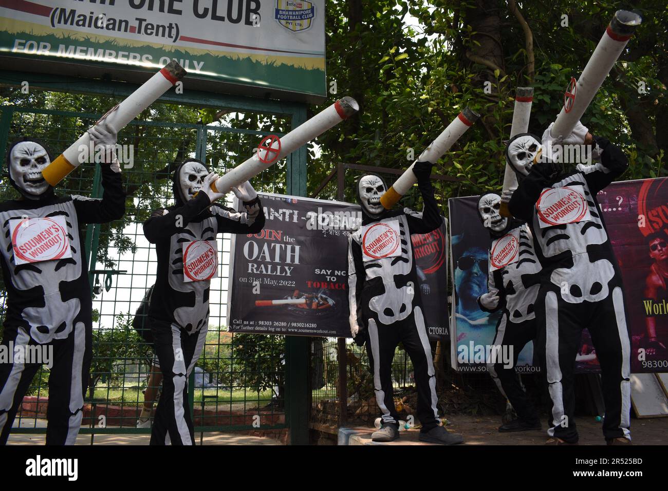 Kolkata, Bengala Occidental, India. 31st de mayo de 2023. Voluntarios que  llevan disfraz de esqueleto participan en una manifestación de  sensibilización contra el consumo de tabaco con motivo del ''Día Mundial Sin