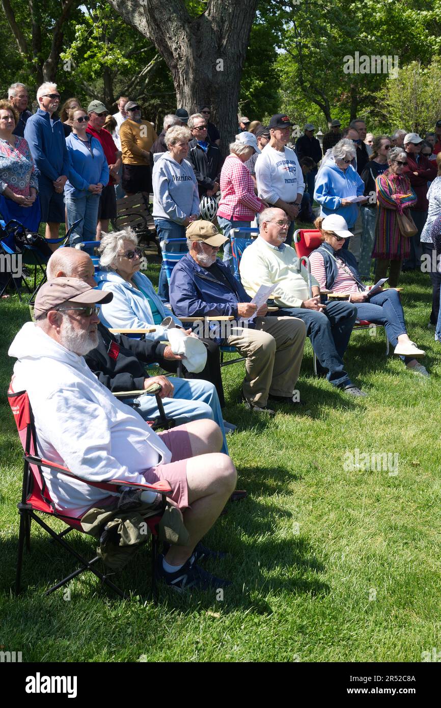 Evento del Día de los Caídos. Dennis, Massachusetts, (Cape Cod), Estados Unidos. Grupo de ancianos y veteranos observando Foto de stock