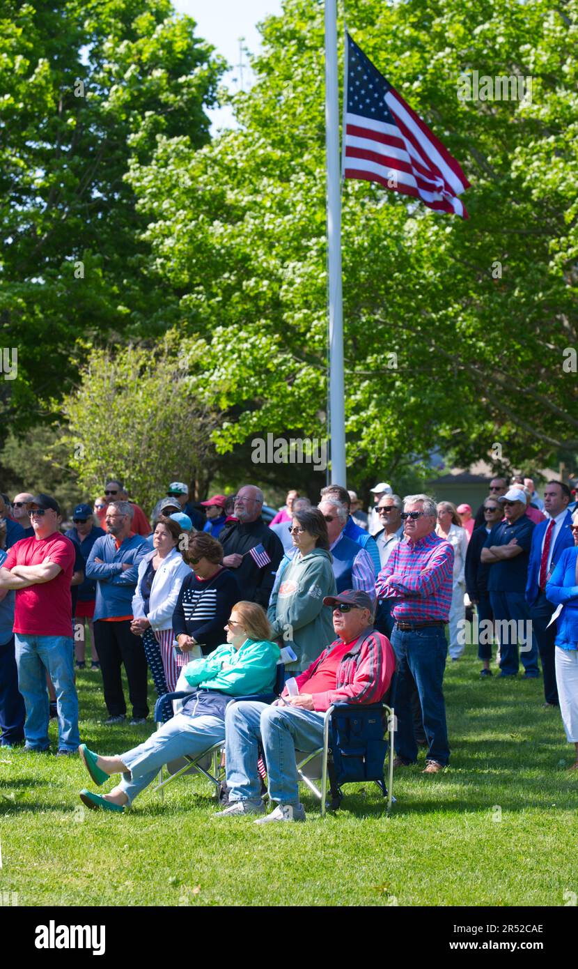 Evento del Día de los Caídos. Dennis, Massachusetts, (Cape Cod), Estados Unidos. Un grupo de veteranos y ancianos que observan el evento bajo la bandera de Estados Unidos. Foto de stock