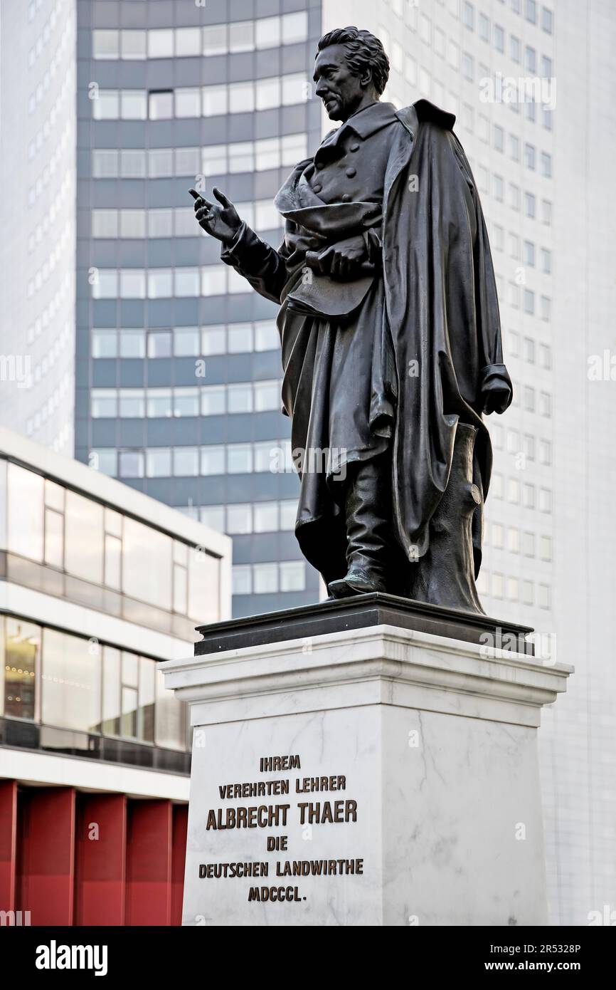 Estatua de Albrecht Thaer, monumento basado en un diseño de Ernst Rietschel frente de la ciudad-Hochhaus, Leipzig, Sajonia, Alemania Foto de stock