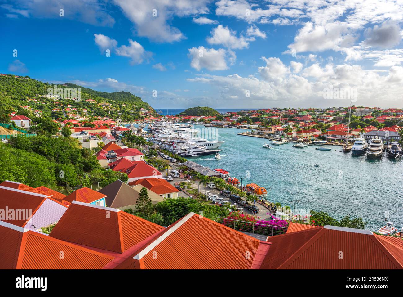 Gustavia, St El horizonte de la ciudad de BART en el puerto. Foto de stock