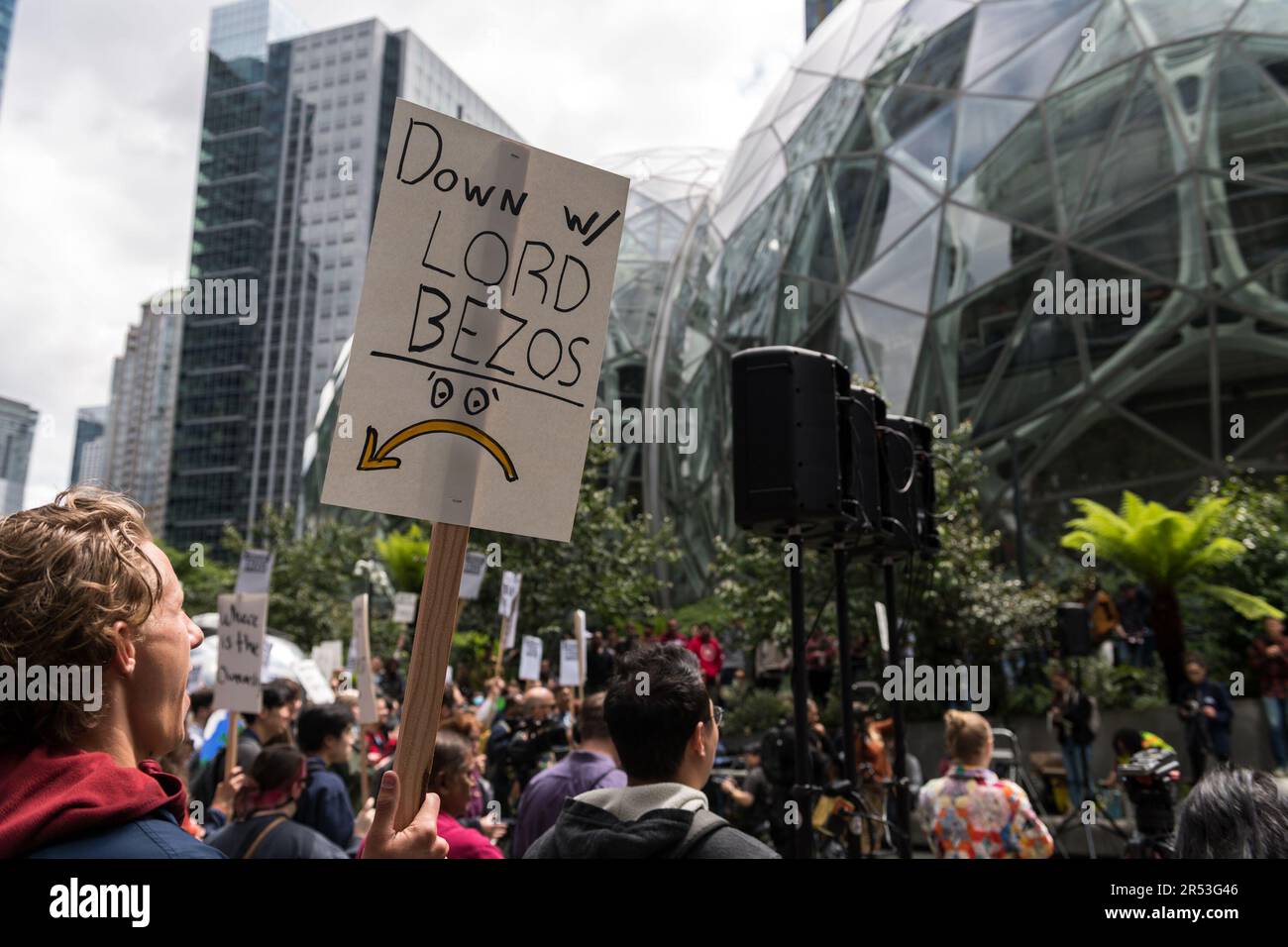 Seattle, EE.UU. 31 de mayo de 2023. Al mediodía, cientos de empleados  corporativos de Amazon caminaron y se reunieron en las icónicas esferas de  Amazon en protesta por el reciente mandato de