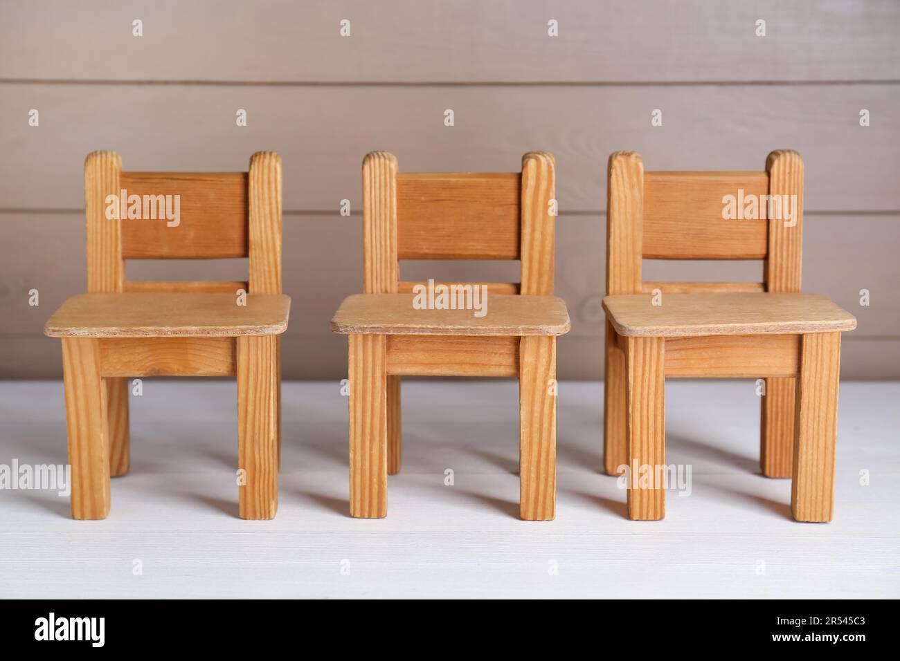 Calígrafo aficionado Debilidad Pequeñas sillas de juguete en mesa de madera blanca Fotografía de stock -  Alamy