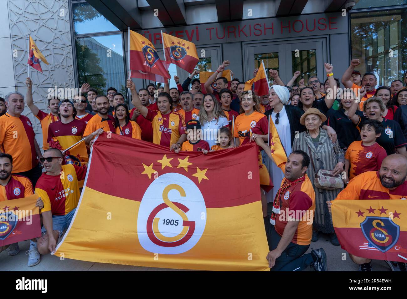 Nueva York, Estados Unidos. 31st de mayo de 2023. NUEVA YORK, NUEVA YORK - 31 de mayo: Los aficionados que visten camisetas rojas y amarillas y ondeando banderas en colores rojo y amarillo celebran el título récord de la superliga turca Galatasaray 23rd fuera de la Misión Permanente de Turquía ante las Naciones Unidas el 31 de mayo de 2023 en la ciudad de Nueva York. Galatasaray se llevó su título de liga turca 23rd con una victoria por 4-1 sobre Ankaragucu en su penúltimo partido de la temporada de la Super Liga el martes. Crédito: Ron Adar/Alamy Live News Foto de stock