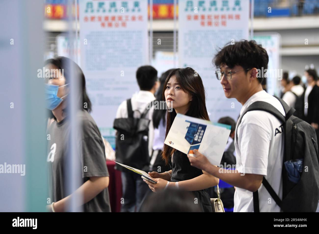 Graduados universitarios buscan trabajo en una feria de trabajo en la  ciudad de Hefei, provincia de Anhui, al este de China, 29 de mayo de 2023.  (Foto de ChinaImages/Sipa USA) Crédito: SIPA