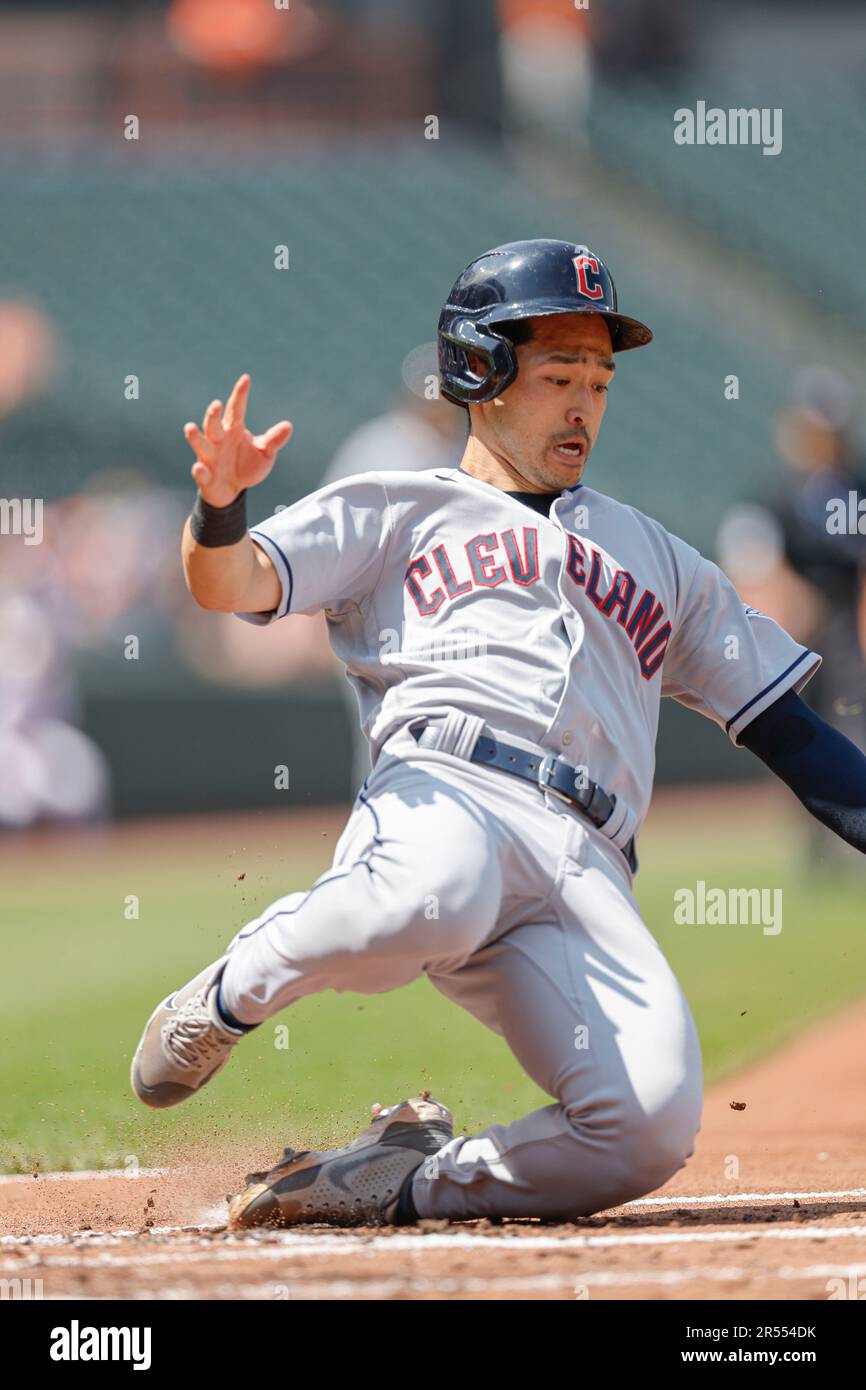 BALTIMORE, MD - 05 DE JUNIO: El jardinero central de Cleveland Guardians Steven  Kwan (38) termina para recibir el lanzamiento durante un juego de MLB entre  los Orioles de Baltimore y los