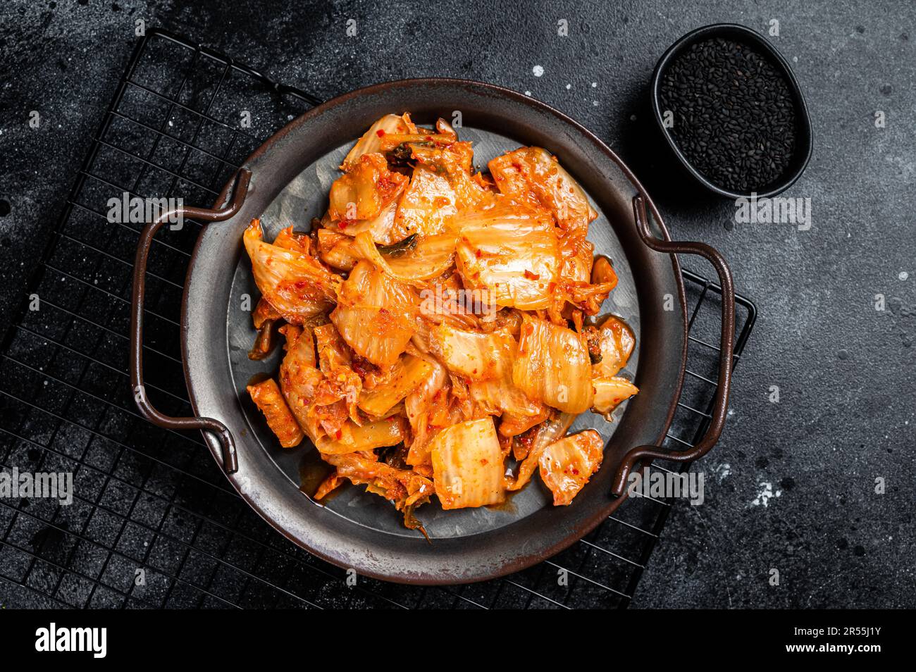 Comida china, platos de cocina tradicional china sobre fondo oscuro, vista  superior, espacio de copia