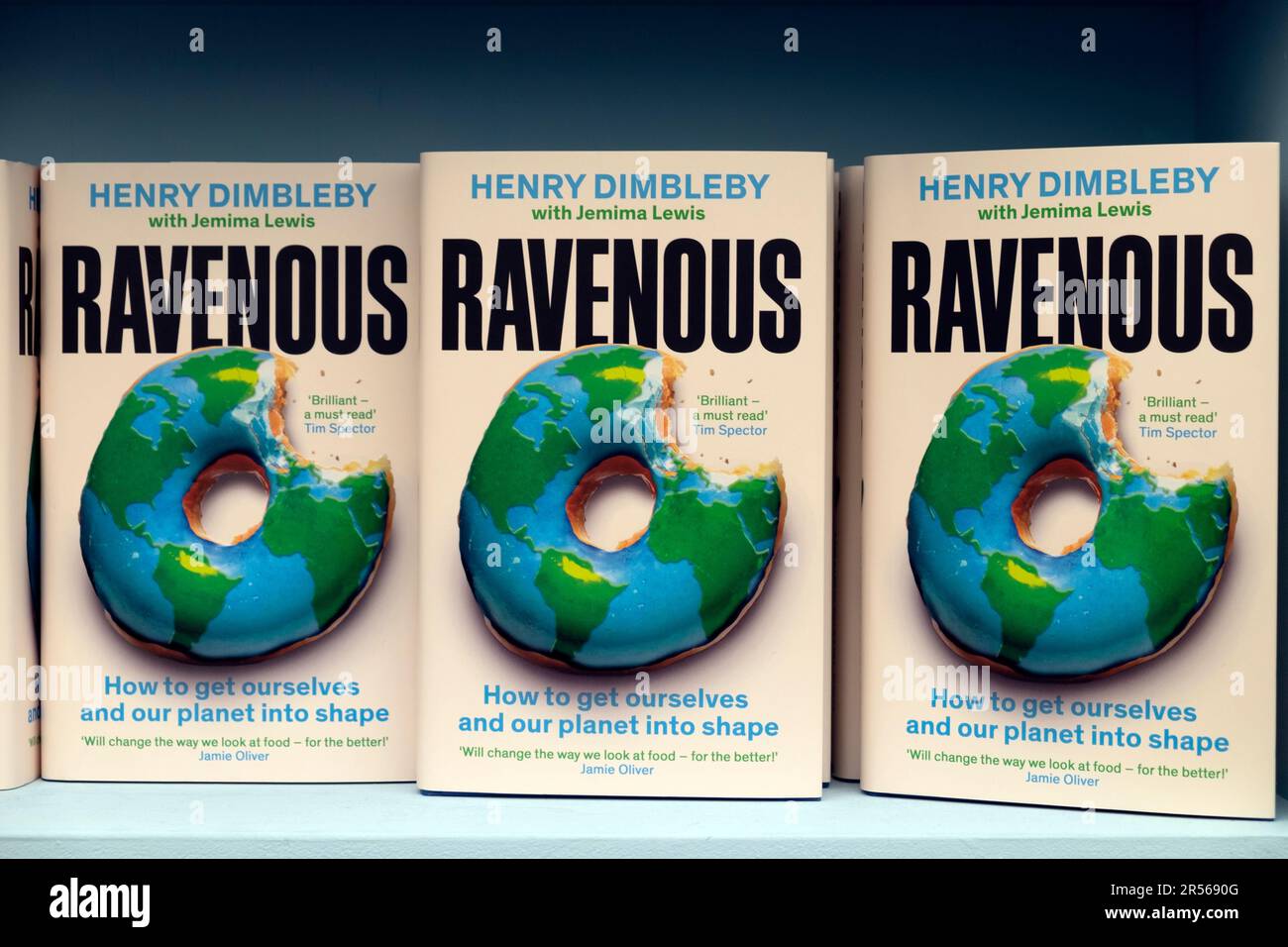 Portada del libro 'Ravenous' del autor británico Henry Dimbleby en el Hay Festival 2023 Hay-on-Wye Wales UK KATHY DEWITT Foto de stock