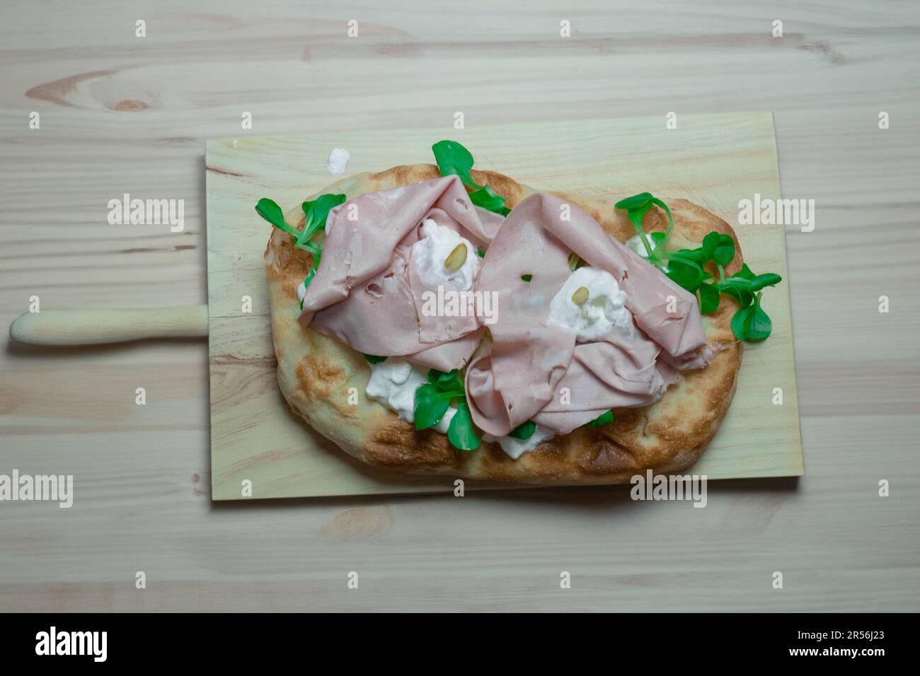 Pinsa romana, variante de la clásica pizza italiana coronada con