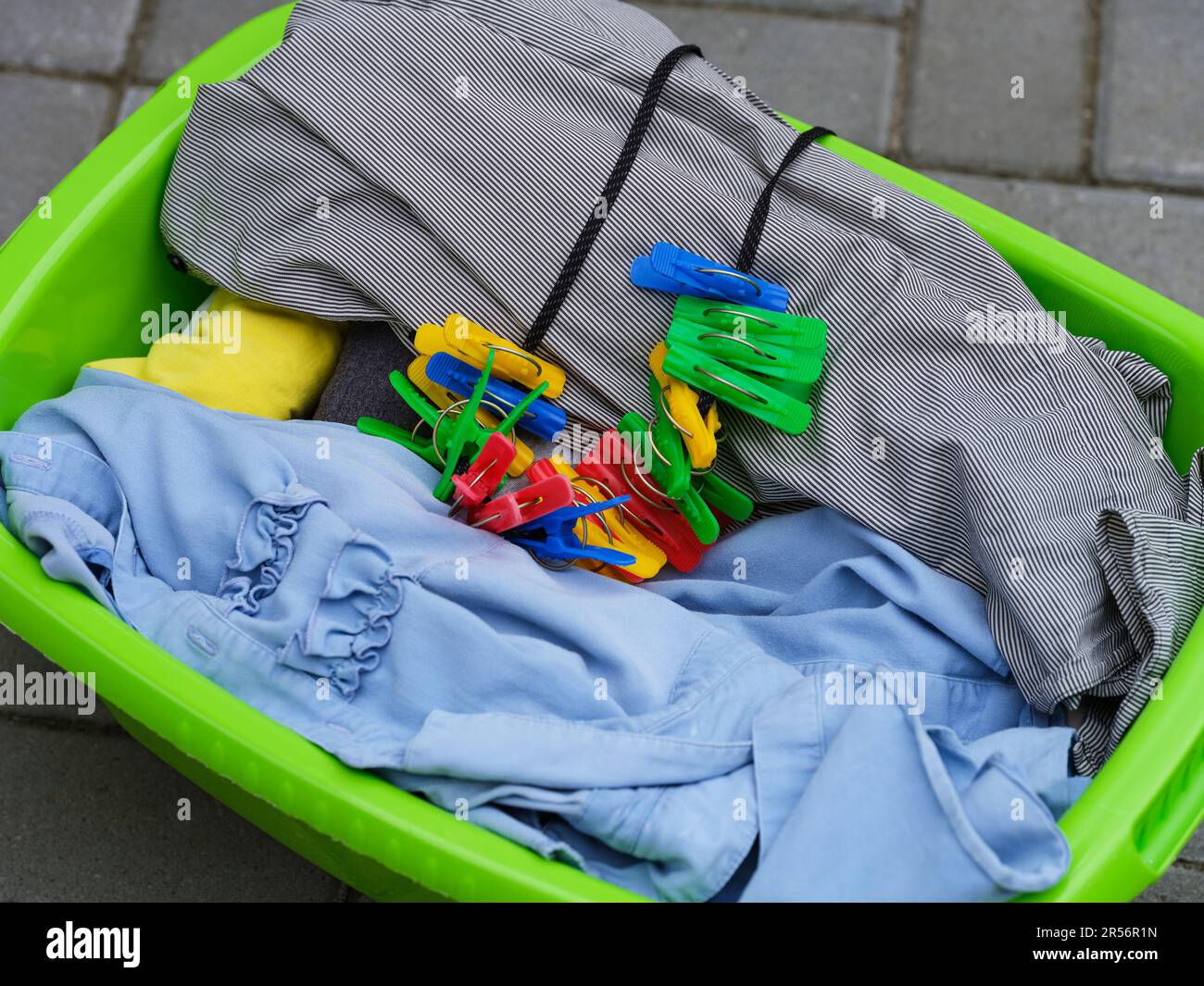 Household Essentials Pinzas de plástico para ropa, azul/verde/amarillo y  rojo, bolsa de 24