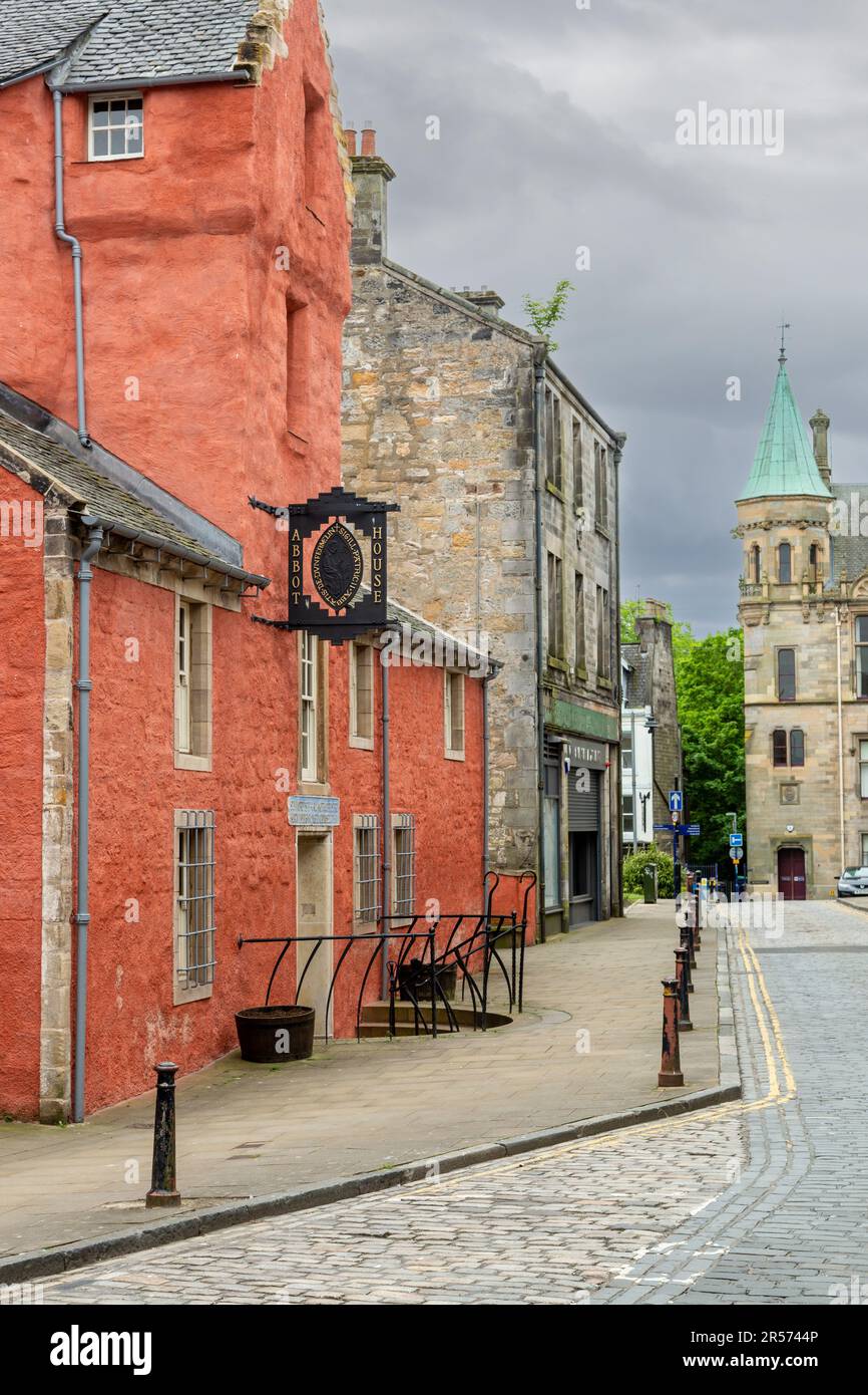 Abbot House es el edificio secular más antiguo de Dunfermline Foto de stock