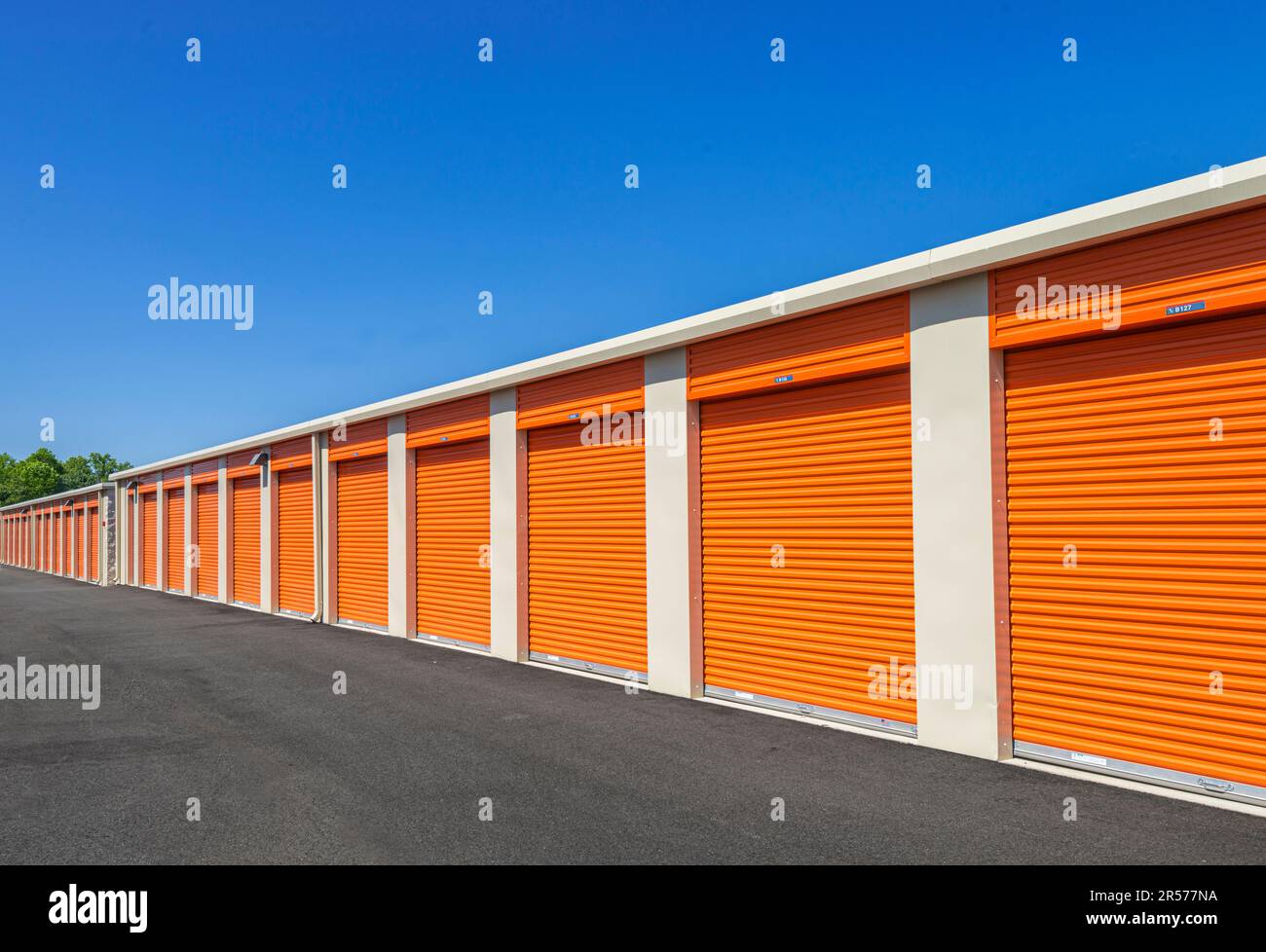 Puertas exteriores naranjas de la instalación de self storage, Pennsylvania, EE.UU Foto de stock