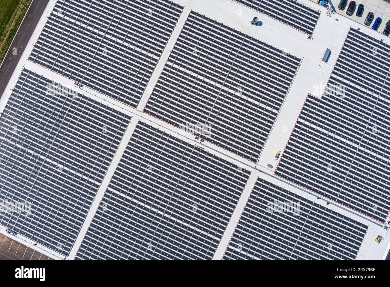 Vista aérea de los paneles solares en el tejado del almacén, Pennsylvania, EE.UU Foto de stock