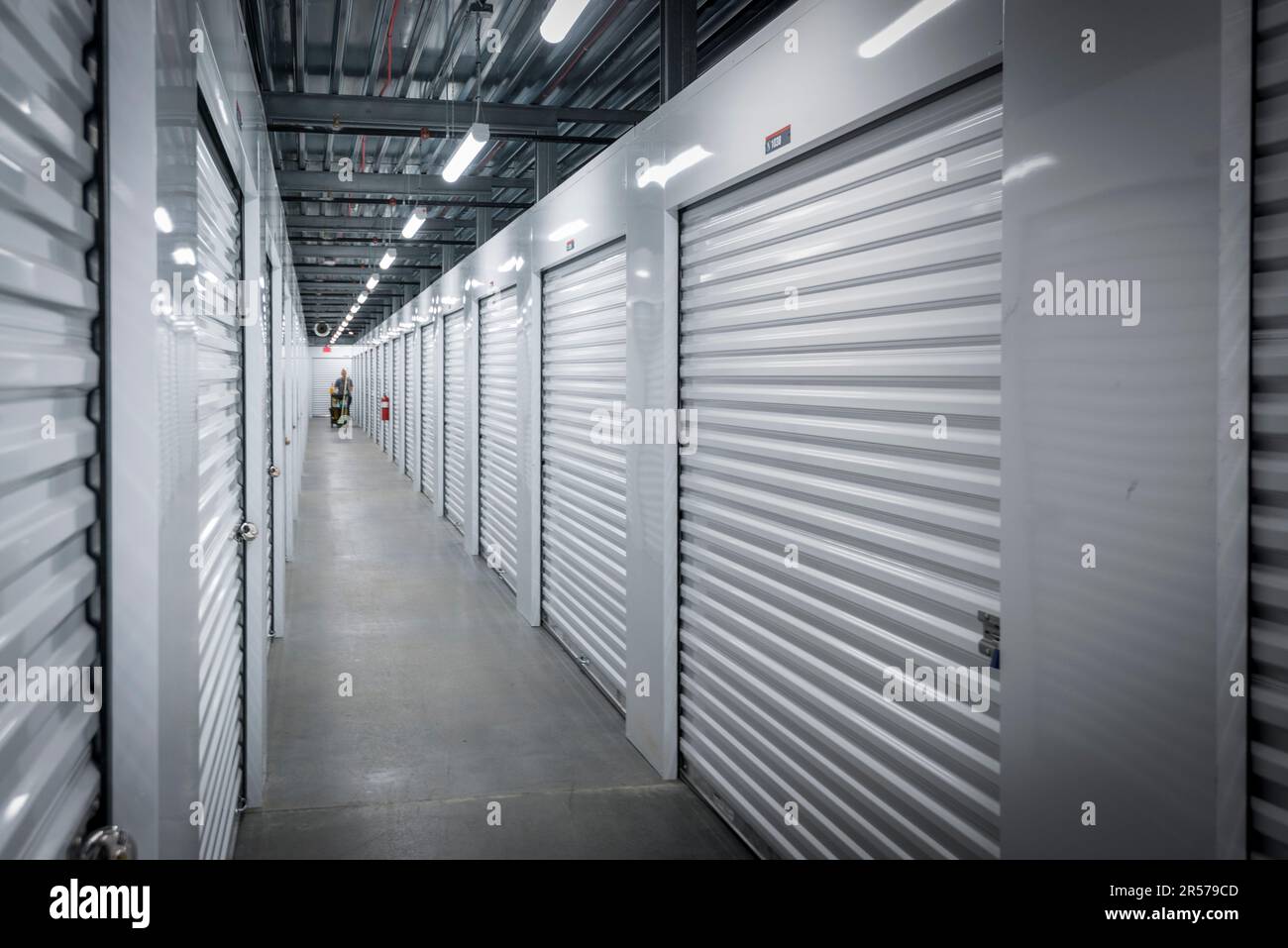 Limpieza de conserje dentro de la instalación de self storage, Pensilvania, EE.UU Foto de stock