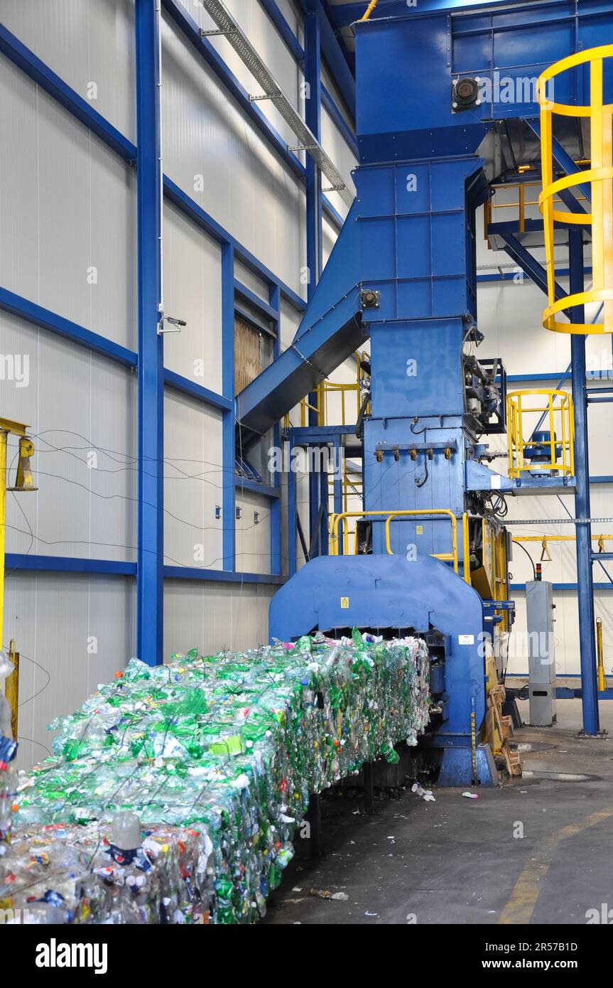 Empacadora en una planta de clasificación de residuos, máquina hidráulica  de prensa de botellas de plástico Máquina de equipos de clasificación de  residuos, botellas de plástico prensadas Fotografía de stock - Alamy