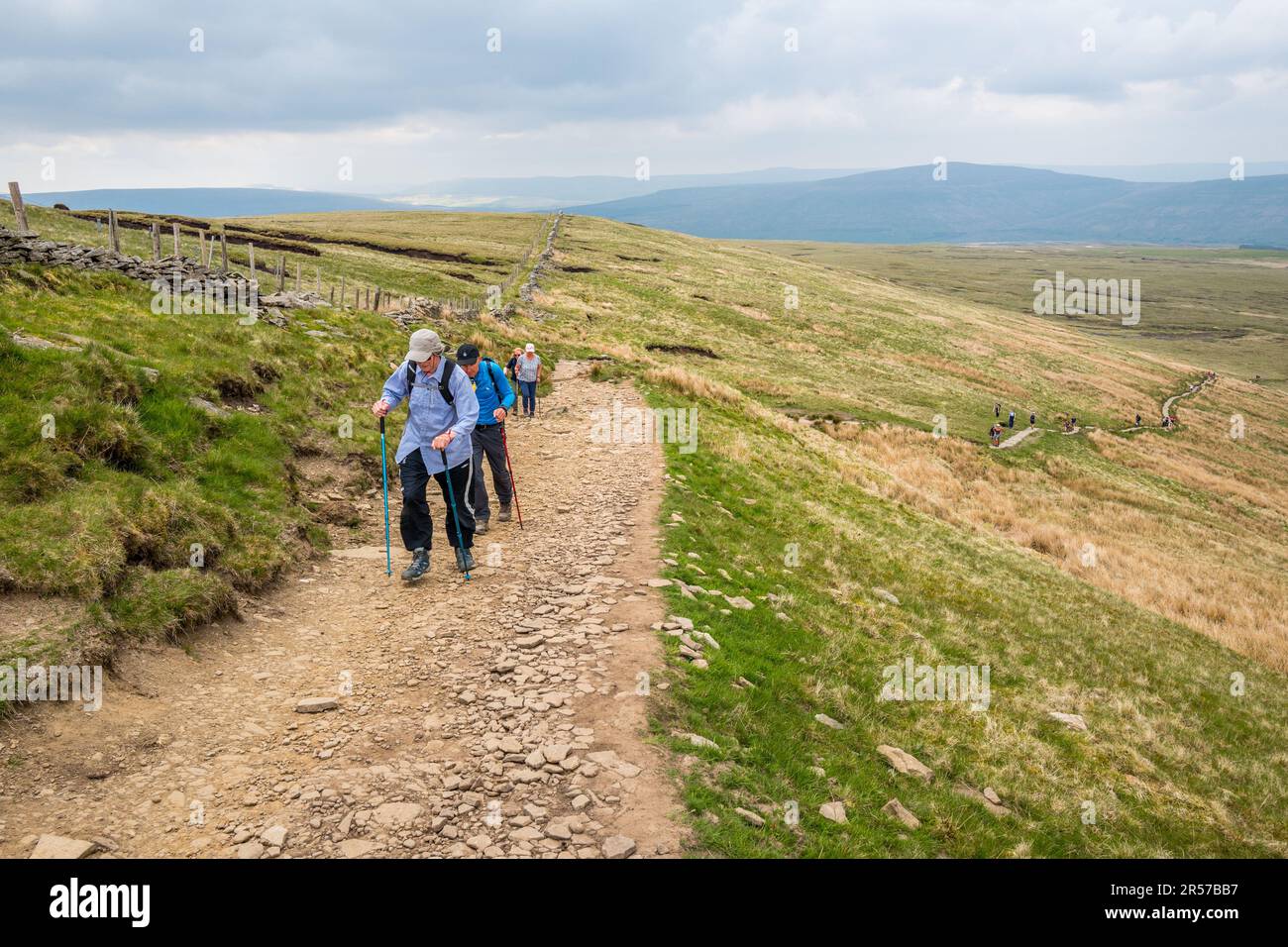Caminantes en el sendero Whenside, uno de los tres picos de Yorkshire. Foto de stock